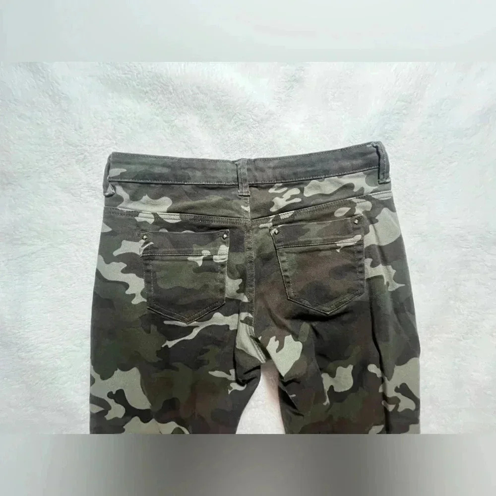 Size: 7 Jean - Picture 3 of 6